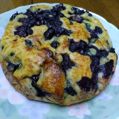 初めてブルーベリーのケーキを作りました。家にある材料で作れて混ぜるだけで簡単でした。とっても美味しくて好評でした。